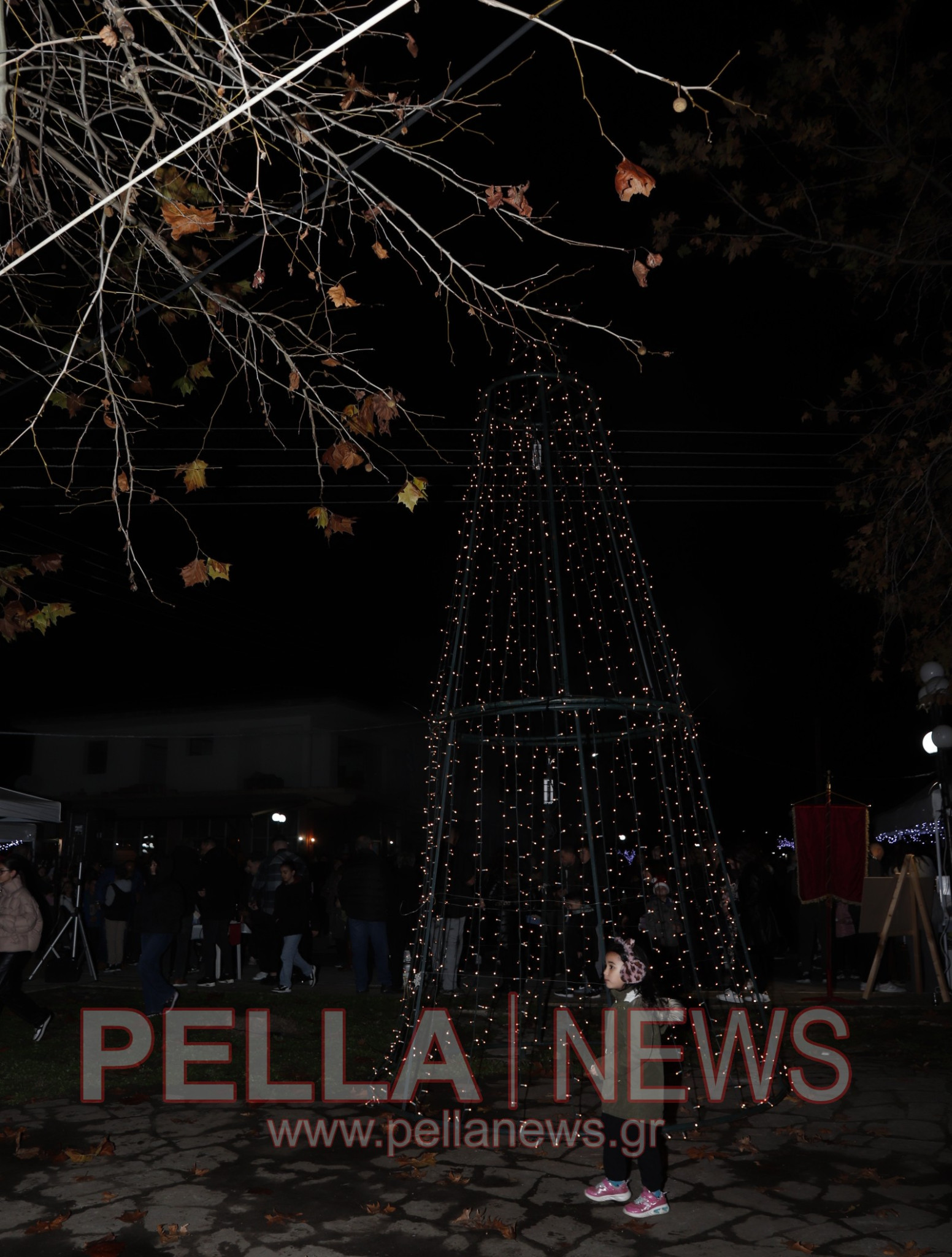 Φωταγώγηση του Χριστουγεννιάτικου Δέντρου στα Καλύβια Σκύδρας - Μια βραδιά γεμάτη λάμψη, ζεστασιά και χαμόγελα (φωτογραφίες-βιντεο)