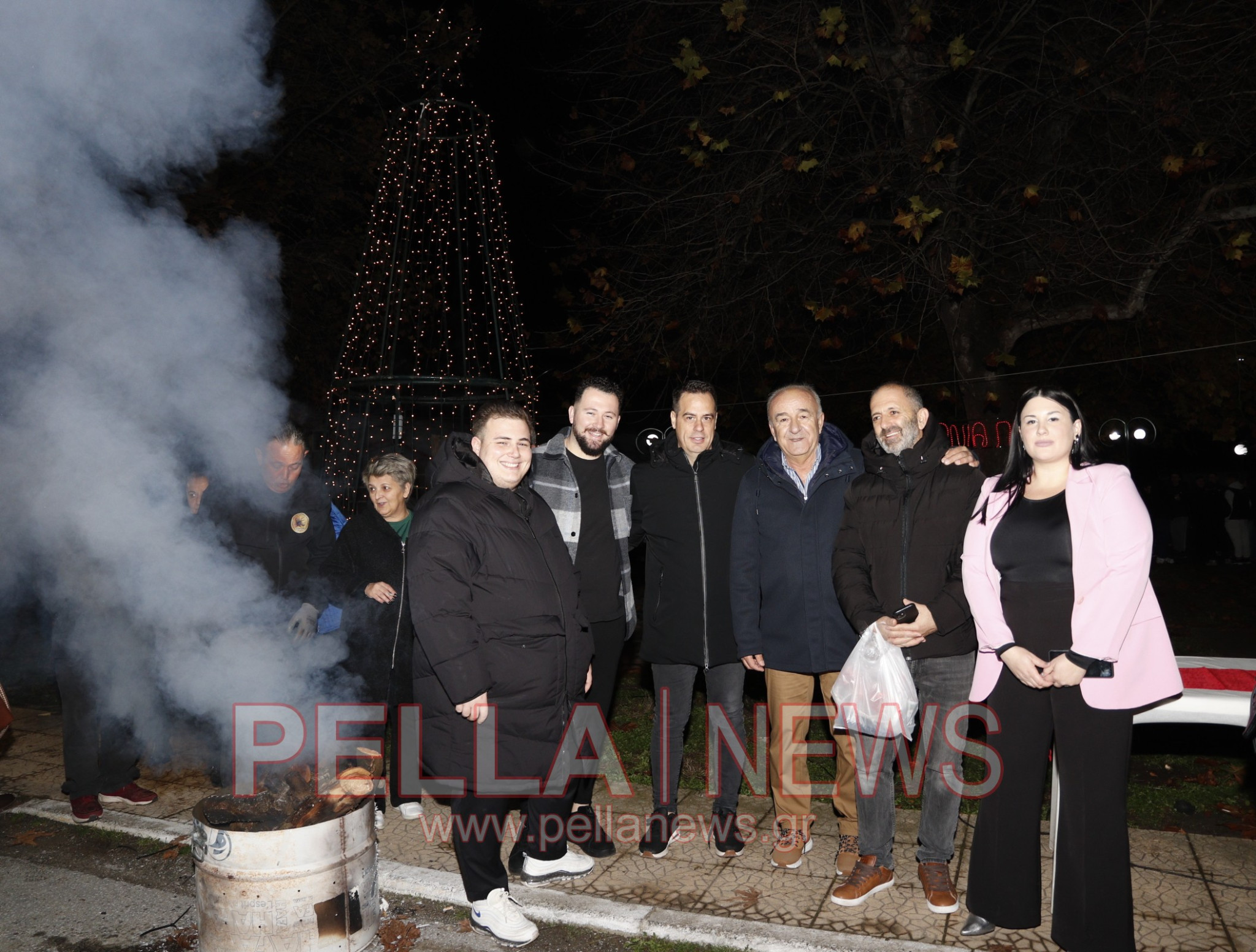 Φωταγώγηση του Χριστουγεννιάτικου Δέντρου στα Καλύβια Σκύδρας - Μια βραδιά γεμάτη λάμψη, ζεστασιά και χαμόγελα (φωτογραφίες-βιντεο)