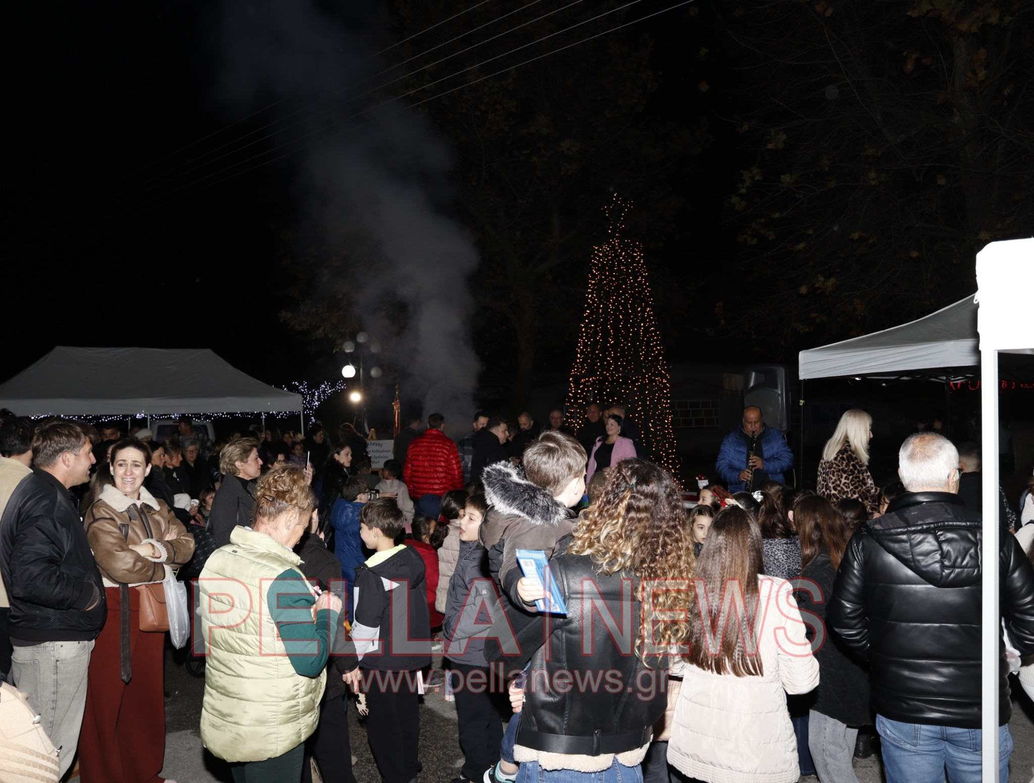 Φωταγώγηση του Χριστουγεννιάτικου Δέντρου στα Καλύβια Σκύδρας - Μια βραδιά γεμάτη λάμψη, ζεστασιά και χαμόγελα (φωτογραφίες-βιντεο)