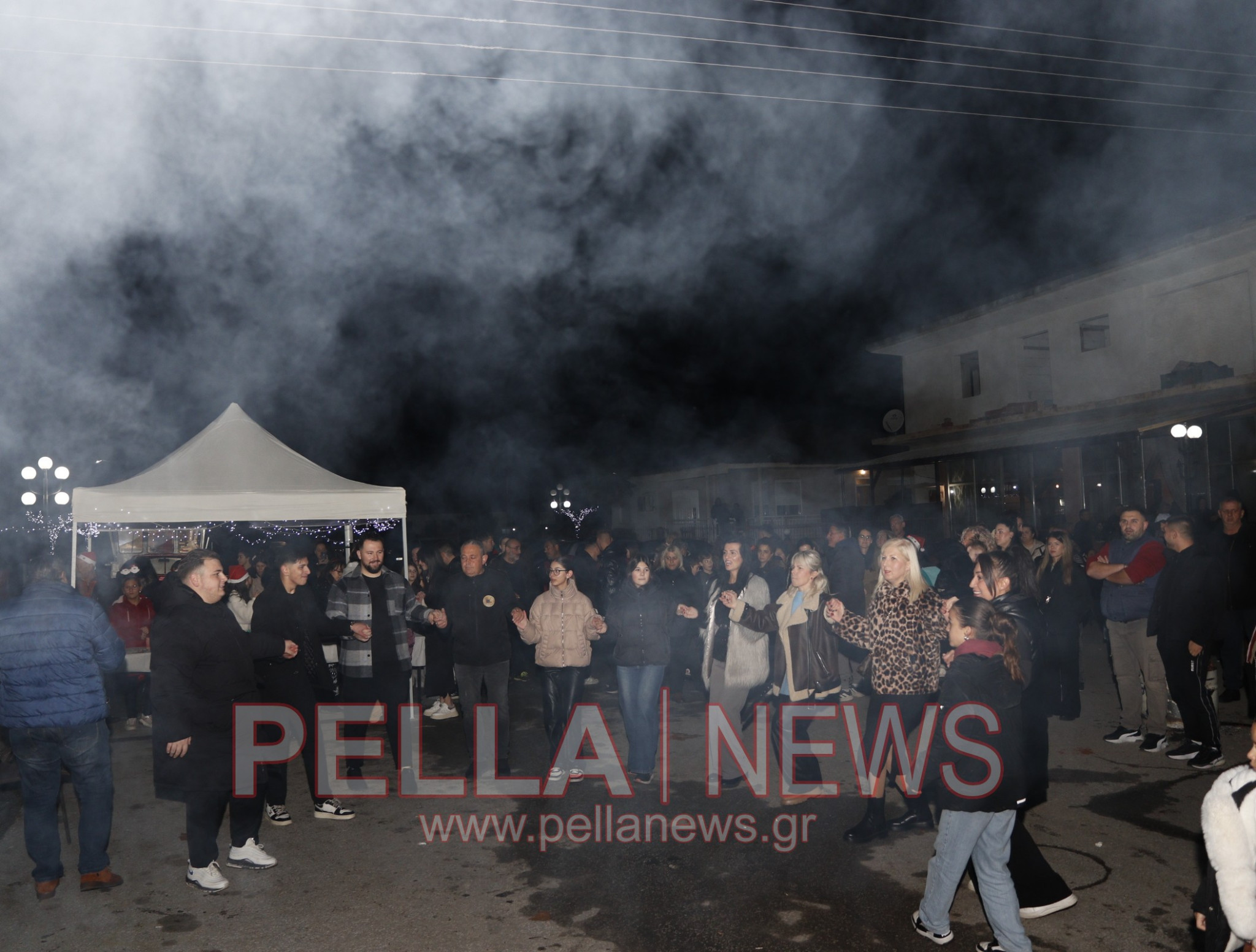 Φωταγώγηση του Χριστουγεννιάτικου Δέντρου στα Καλύβια Σκύδρας - Μια βραδιά γεμάτη λάμψη, ζεστασιά και χαμόγελα (φωτογραφίες-βιντεο)