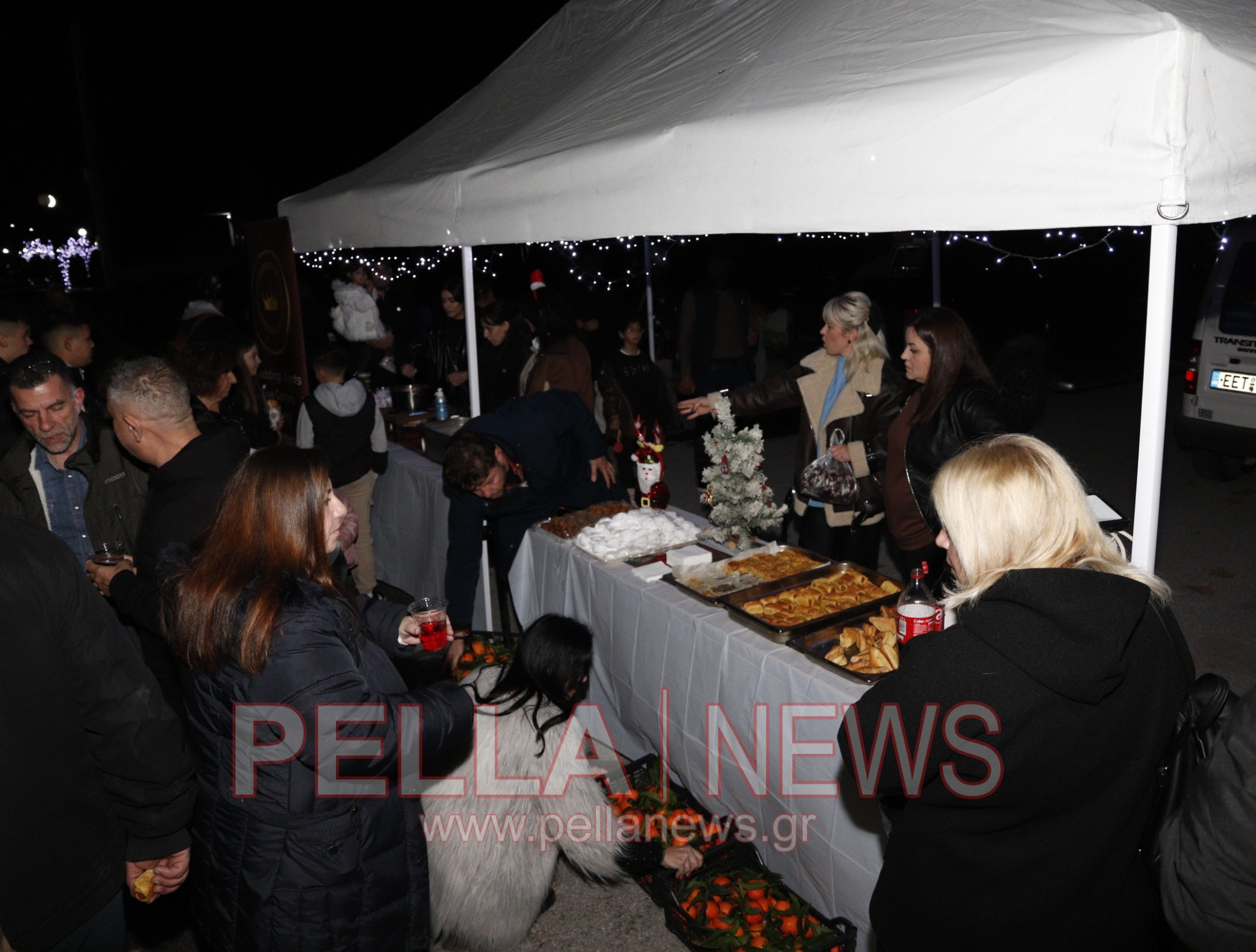 Φωταγώγηση του Χριστουγεννιάτικου Δέντρου στα Καλύβια Σκύδρας - Μια βραδιά γεμάτη λάμψη, ζεστασιά και χαμόγελα (φωτογραφίες-βιντεο)