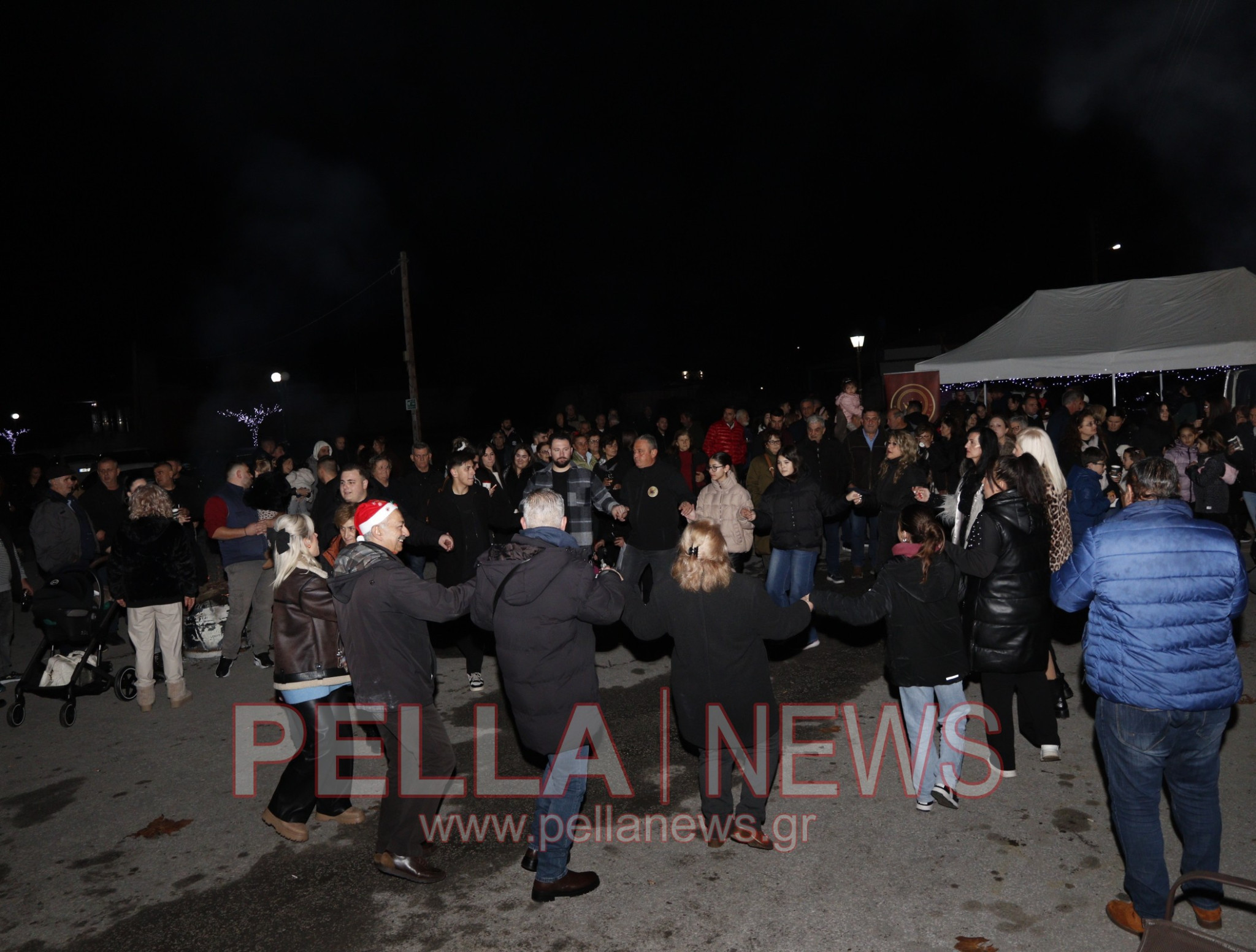 Φωταγώγηση του Χριστουγεννιάτικου Δέντρου στα Καλύβια Σκύδρας - Μια βραδιά γεμάτη λάμψη, ζεστασιά και χαμόγελα (φωτογραφίες-βιντεο)