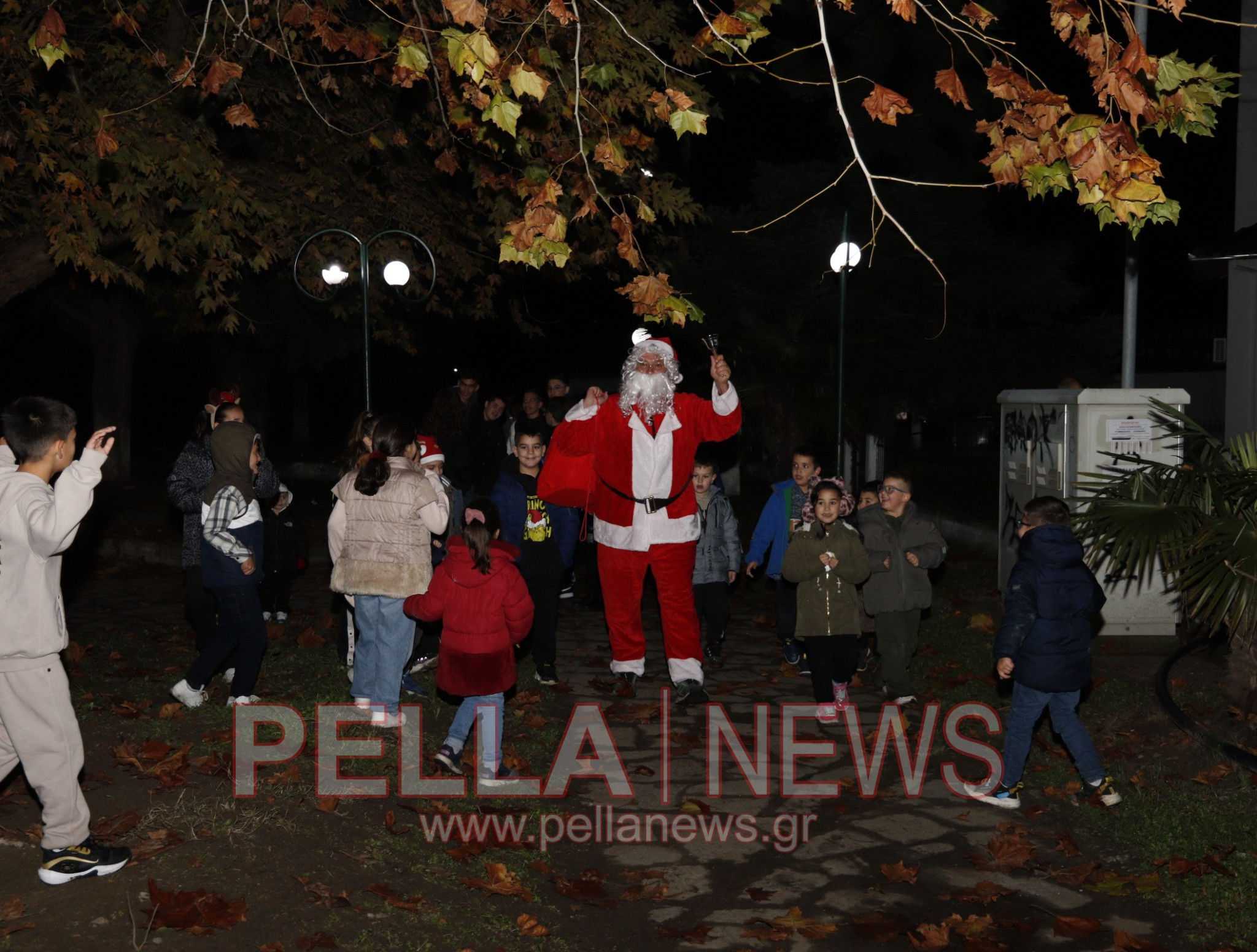 Φωταγώγηση του Χριστουγεννιάτικου Δέντρου στα Καλύβια Σκύδρας - Μια βραδιά γεμάτη λάμψη, ζεστασιά και χαμόγελα (φωτογραφίες-βιντεο)