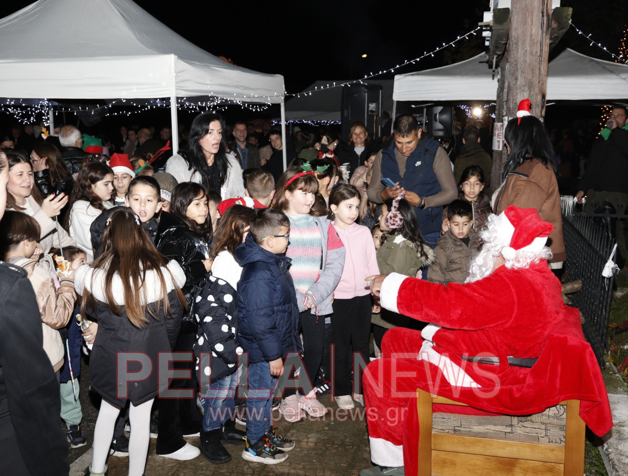 Φωταγώγηση του Χριστουγεννιάτικου Δέντρου στα Καλύβια Σκύδρας - Μια βραδιά γεμάτη λάμψη, ζεστασιά και χαμόγελα (φωτογραφίες-βιντεο)