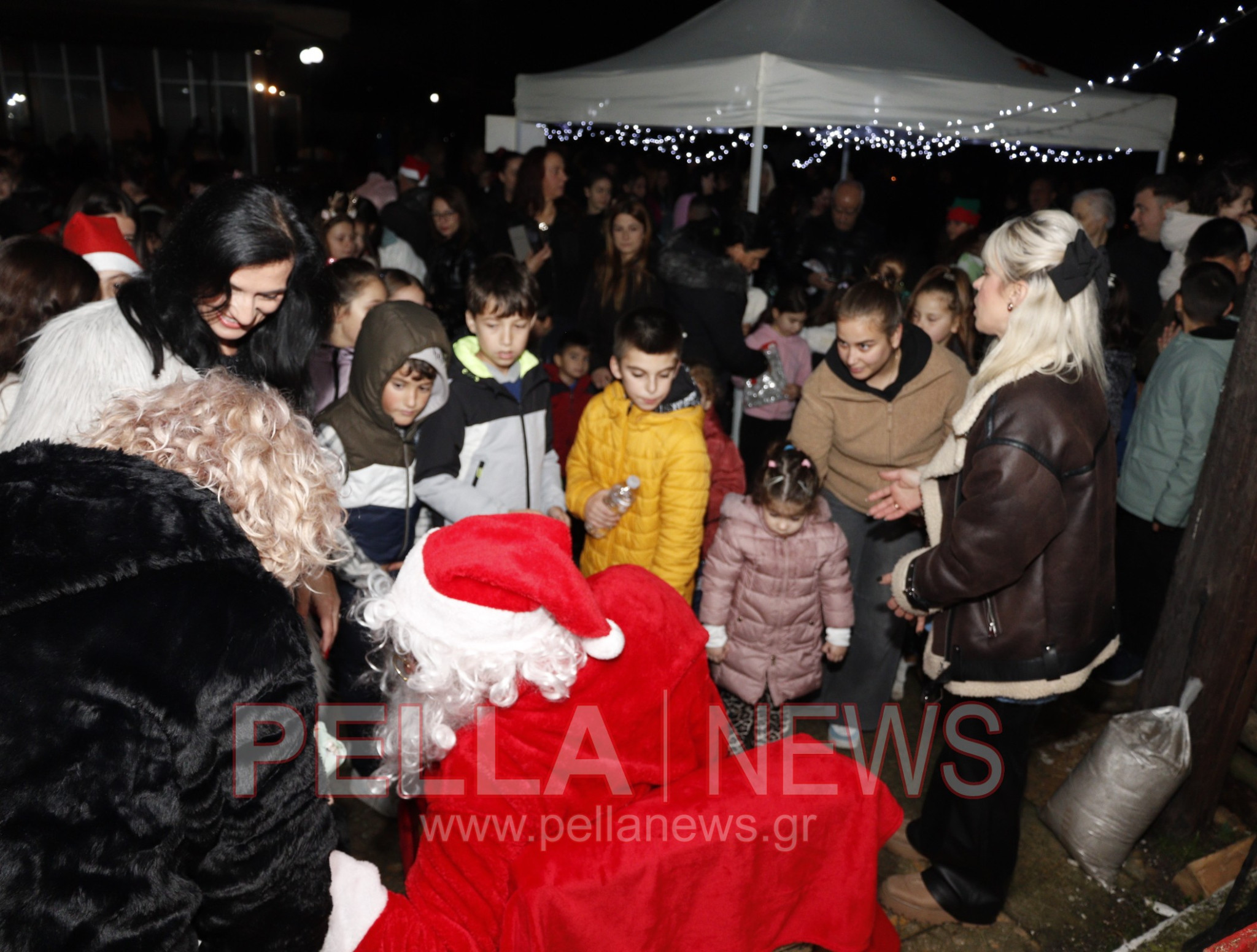 Φωταγώγηση του Χριστουγεννιάτικου Δέντρου στα Καλύβια Σκύδρας - Μια βραδιά γεμάτη λάμψη, ζεστασιά και χαμόγελα (φωτογραφίες-βιντεο)