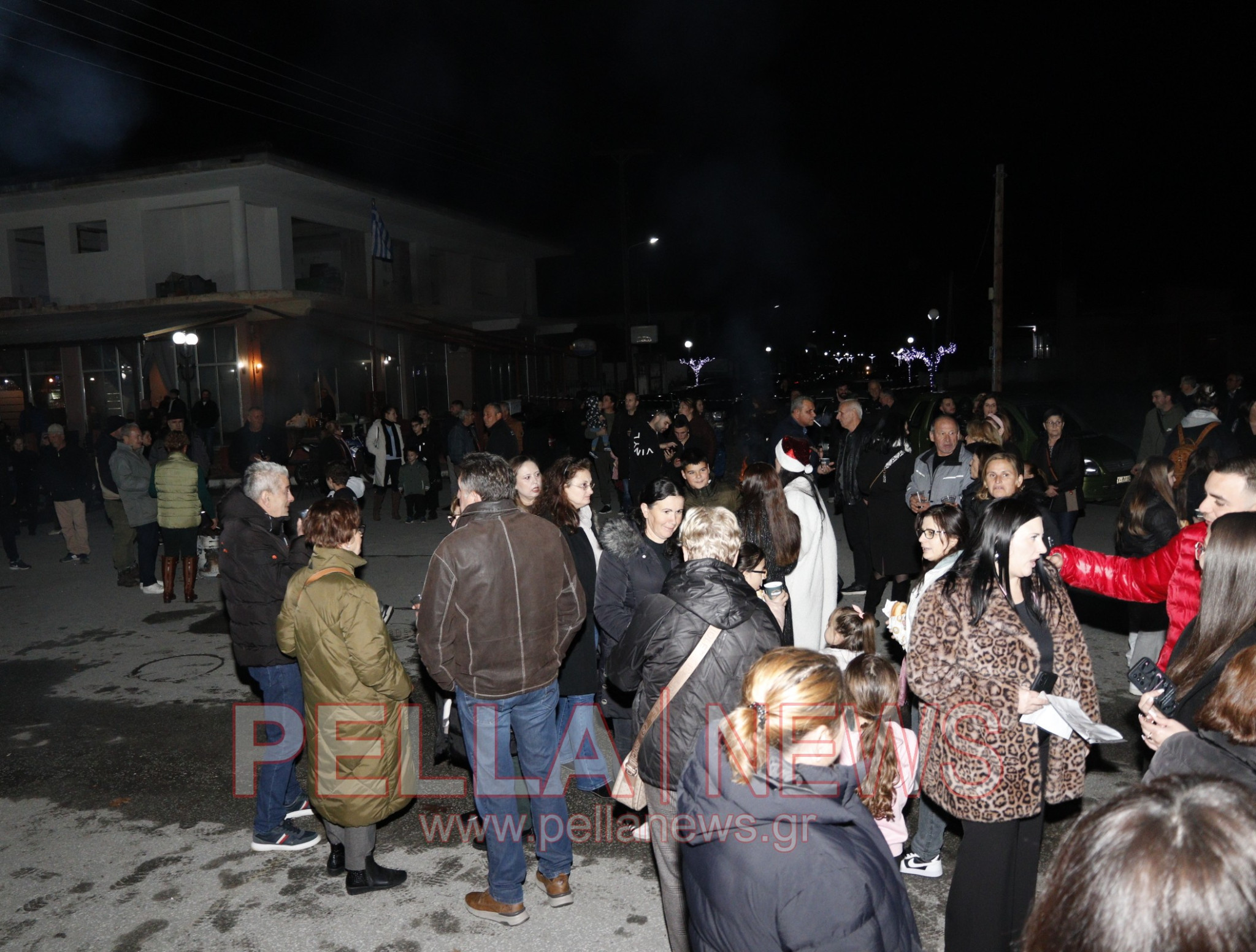 Φωταγώγηση του Χριστουγεννιάτικου Δέντρου στα Καλύβια Σκύδρας - Μια βραδιά γεμάτη λάμψη, ζεστασιά και χαμόγελα (φωτογραφίες-βιντεο)