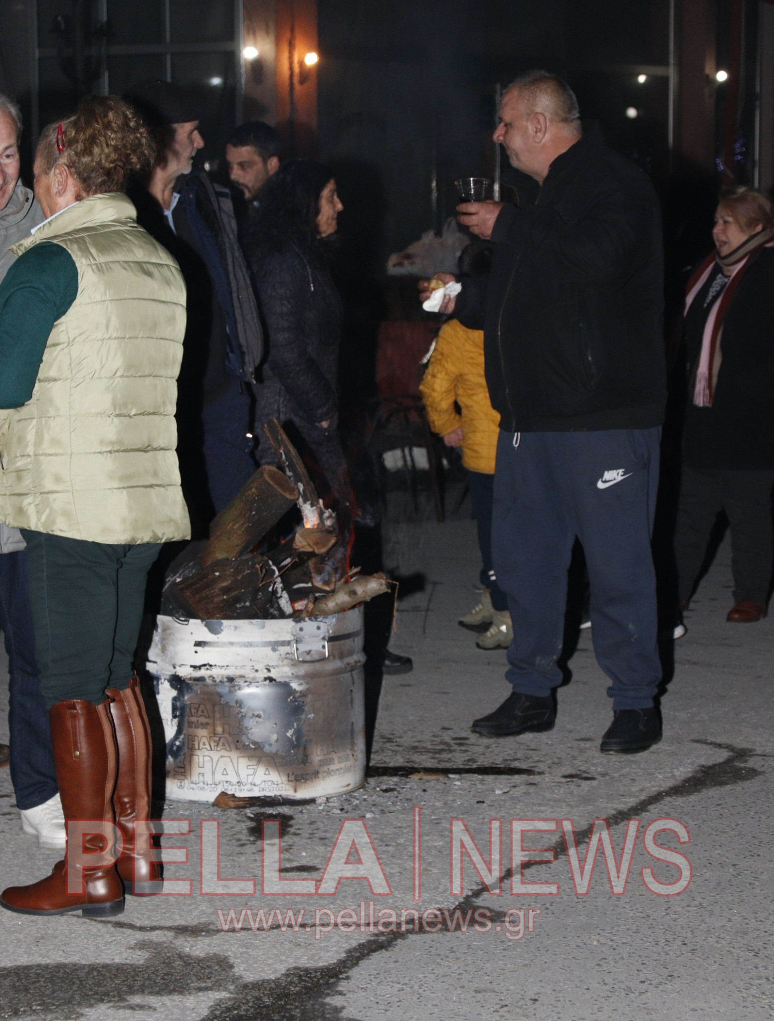 Φωταγώγηση του Χριστουγεννιάτικου Δέντρου στα Καλύβια Σκύδρας - Μια βραδιά γεμάτη λάμψη, ζεστασιά και χαμόγελα (φωτογραφίες-βιντεο)