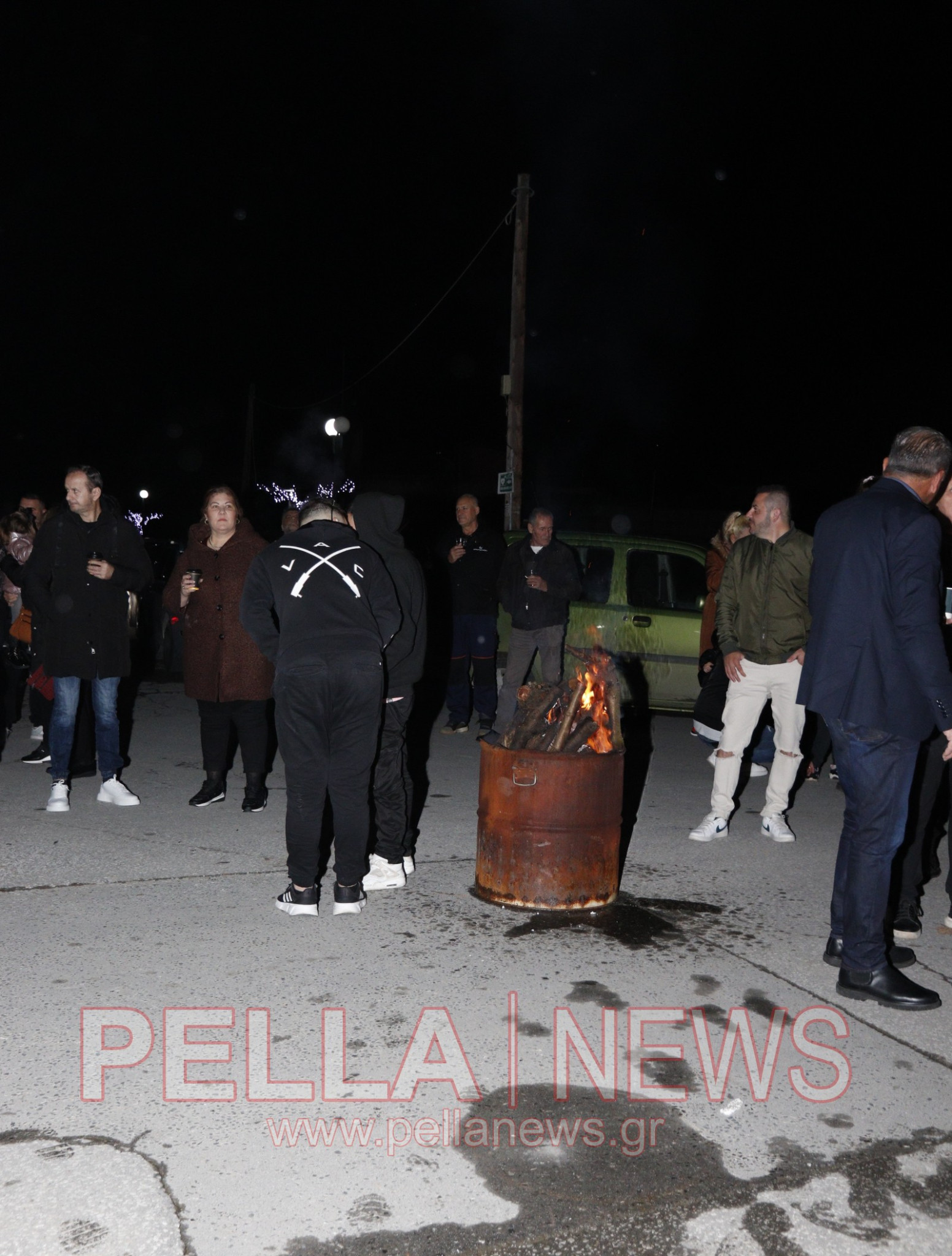 Φωταγώγηση του Χριστουγεννιάτικου Δέντρου στα Καλύβια Σκύδρας - Μια βραδιά γεμάτη λάμψη, ζεστασιά και χαμόγελα (φωτογραφίες-βιντεο)