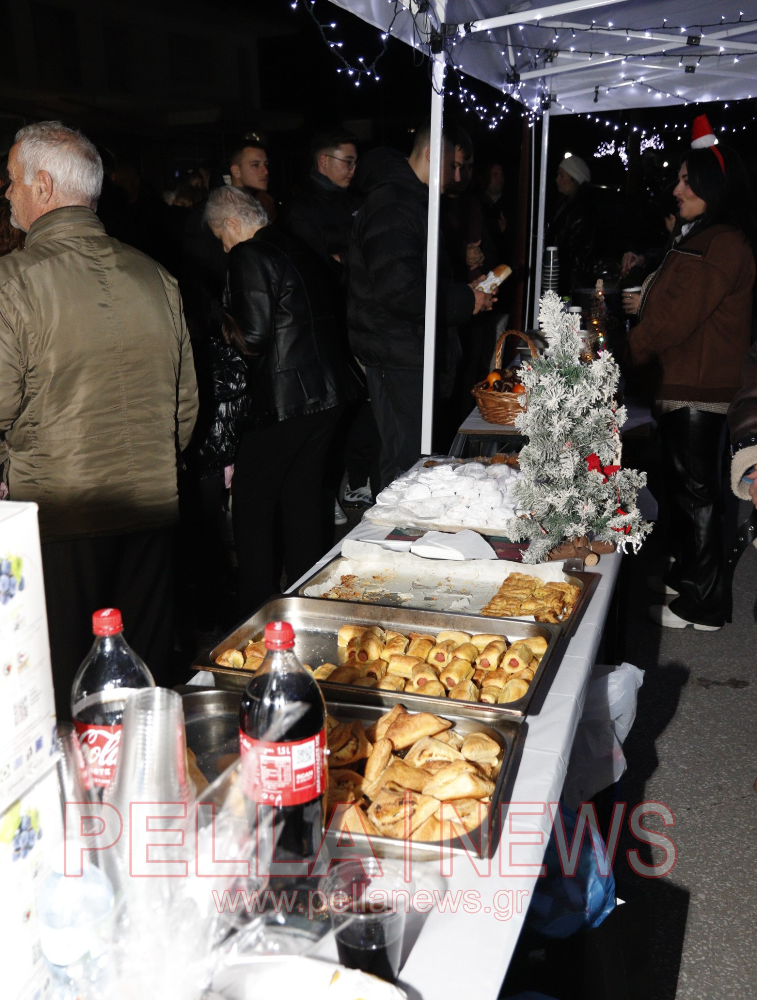 Φωταγώγηση του Χριστουγεννιάτικου Δέντρου στα Καλύβια Σκύδρας - Μια βραδιά γεμάτη λάμψη, ζεστασιά και χαμόγελα (φωτογραφίες-βιντεο)