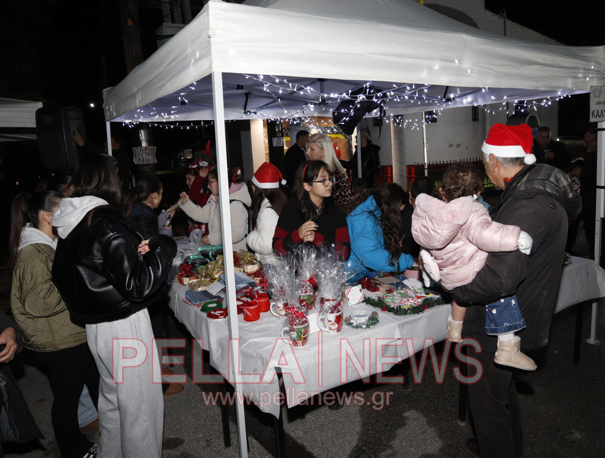 Φωταγώγηση του Χριστουγεννιάτικου Δέντρου στα Καλύβια Σκύδρας - Μια βραδιά γεμάτη λάμψη, ζεστασιά και χαμόγελα (φωτογραφίες-βιντεο)