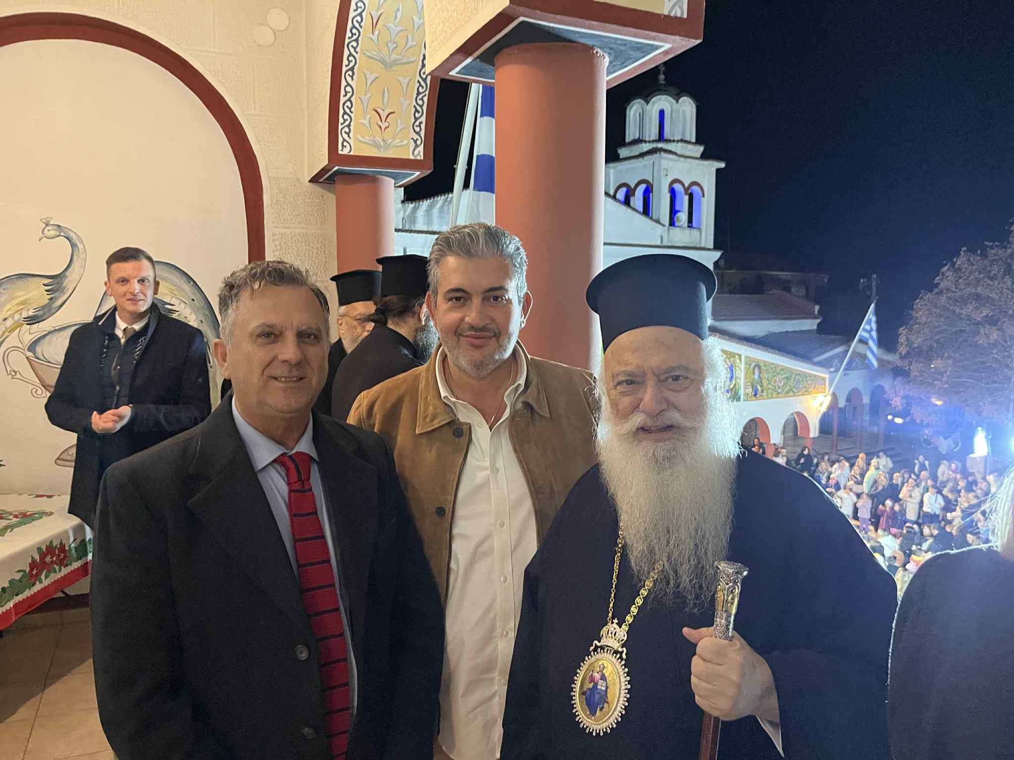 Το άναμμα του χριστουγεννιάτικου δέντρου στο Μητροπολιτικό Μέγαρο Κατερίνης