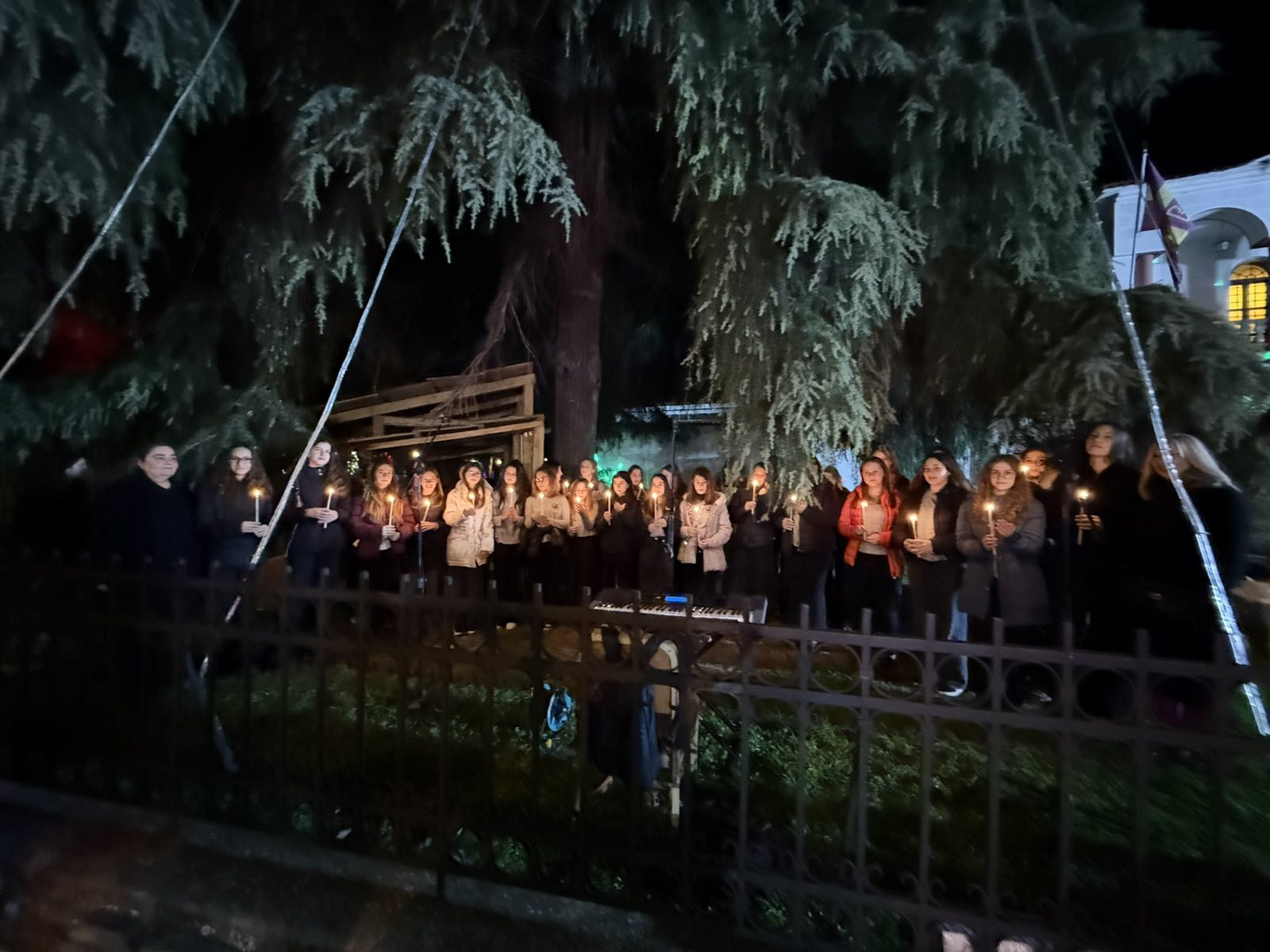 Το άναμμα του χριστουγεννιάτικου δέντρου στο Μητροπολιτικό Μέγαρο Κατερίνης