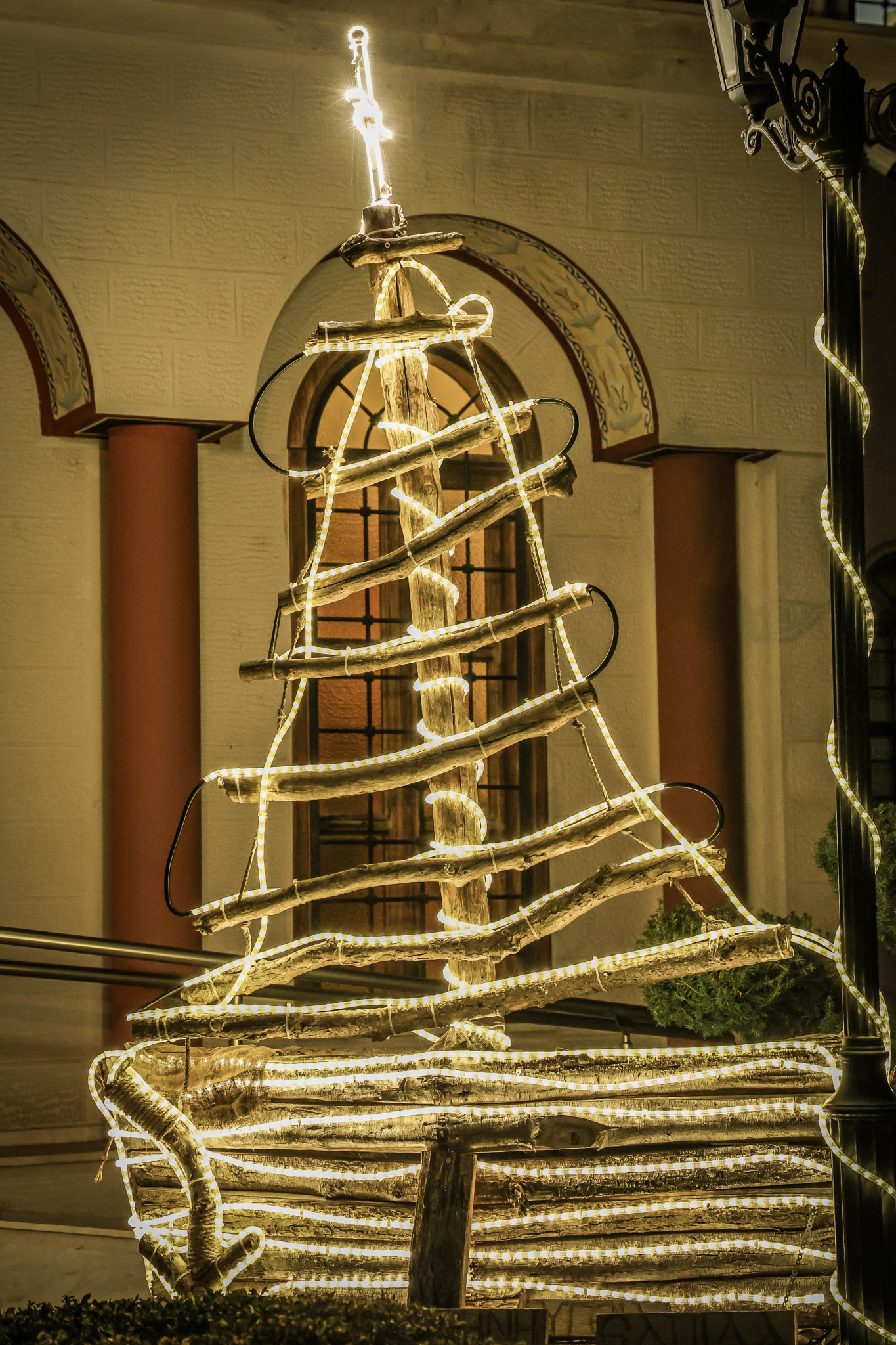 Το άναμμα του χριστουγεννιάτικου δέντρου στο Μητροπολιτικό Μέγαρο Κατερίνης