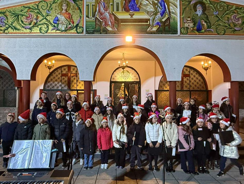 Το άναμμα του χριστουγεννιάτικου δέντρου στο Μητροπολιτικό Μέγαρο Κατερίνης