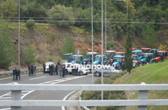 Λαμία : Έσπασαν το μπλόκο της αστυνομίας και έκλεισαν την εθνική οδό Αθηνών – Λαμίας στο Μπράλλο οι αγρότες (Φωτό, Βίντεο)