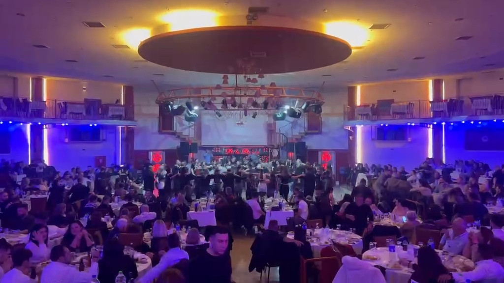 Η συνεχής επιτυχία του Πολιτιστικού Συλλόγου «Αμύντας» Καλυβίων επιβεβαιώθηκε στον ετήσιο χορό του