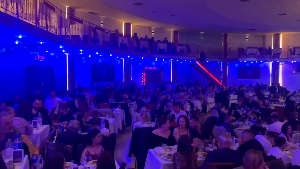 Η συνεχής επιτυχία του Πολιτιστικού Συλλόγου «Αμύντας» Καλυβίων επιβεβαιώθηκε στον ετήσιο χορό του