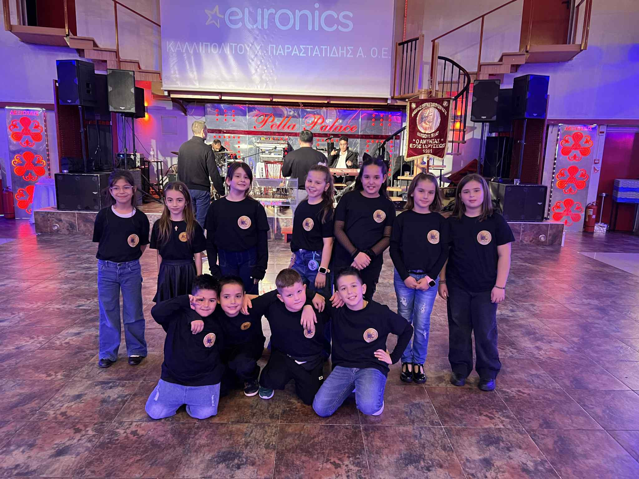 Η συνεχής επιτυχία του Πολιτιστικού Συλλόγου «Αμύντας» Καλυβίων επιβεβαιώθηκε στον ετήσιο χορό του