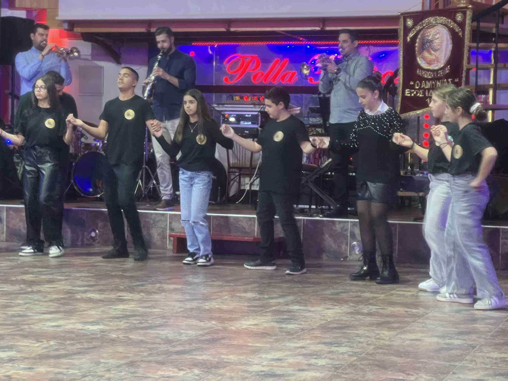 Η συνεχής επιτυχία του Πολιτιστικού Συλλόγου «Αμύντας» Καλυβίων επιβεβαιώθηκε στον ετήσιο χορό του