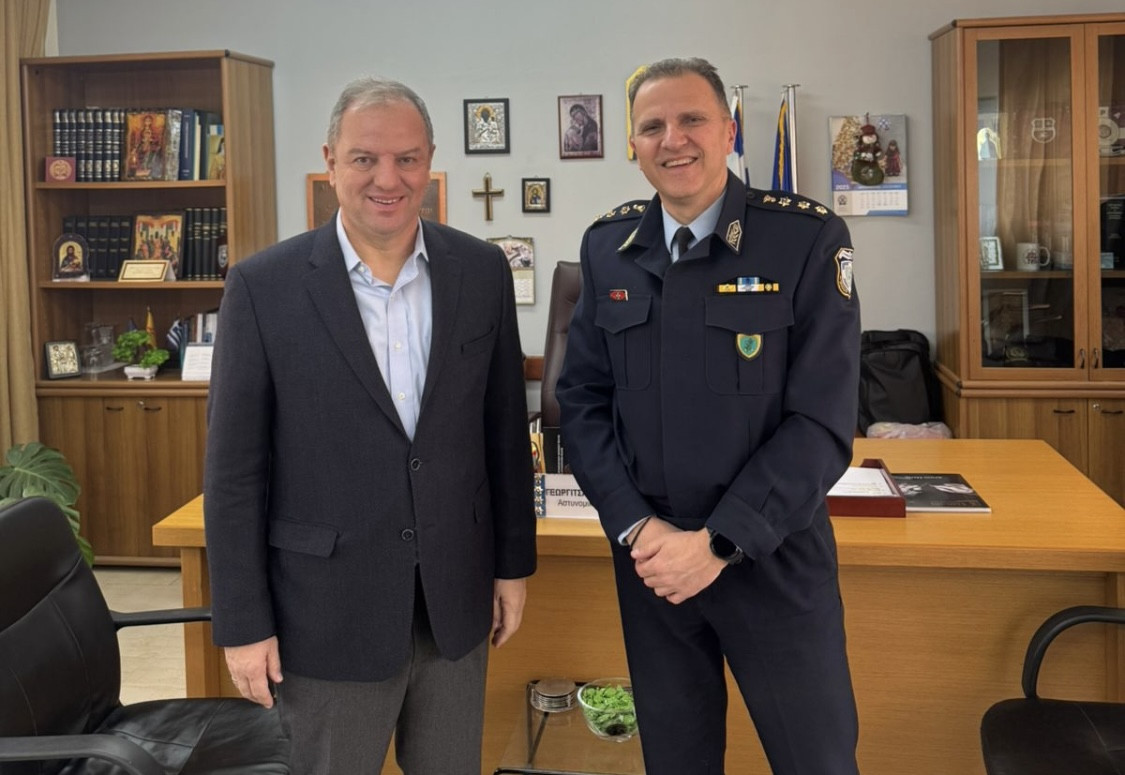 Σε Αστυνομία και ΕΚΑΒ ο Διονύσης Σταμενίτης για ευχές ενόψει των εορτών