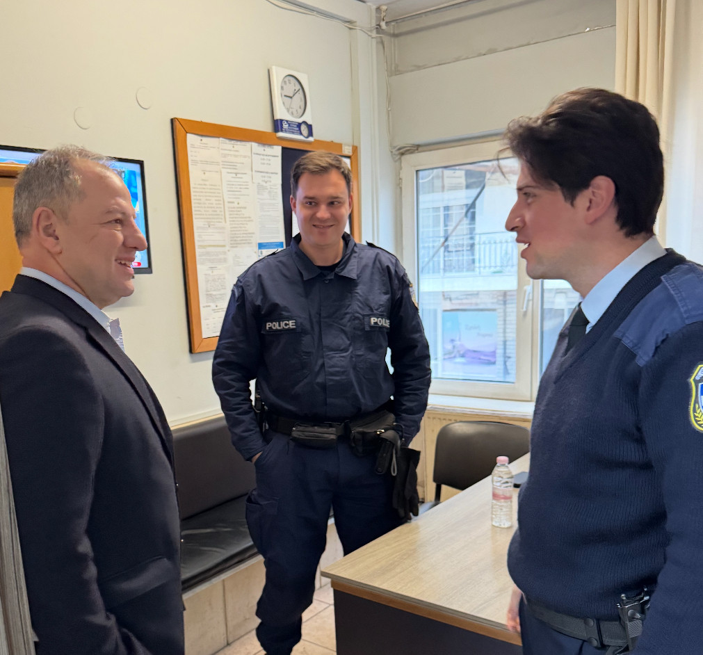 Σε Αστυνομία και ΕΚΑΒ ο Διονύσης Σταμενίτης για ευχές ενόψει των εορτών