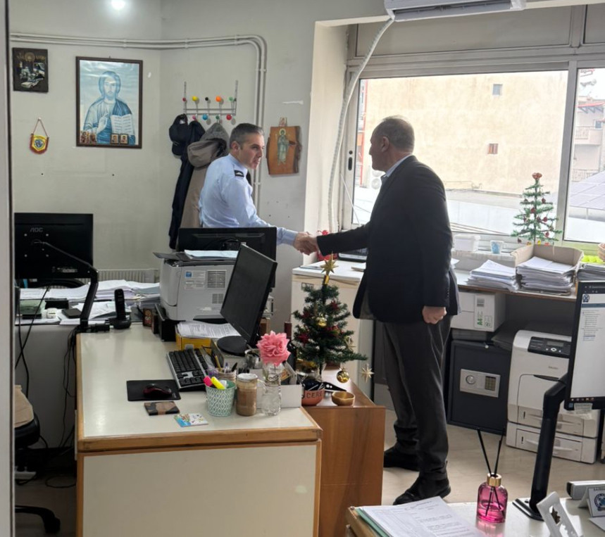Σε Αστυνομία και ΕΚΑΒ ο Διονύσης Σταμενίτης για ευχές ενόψει των εορτών