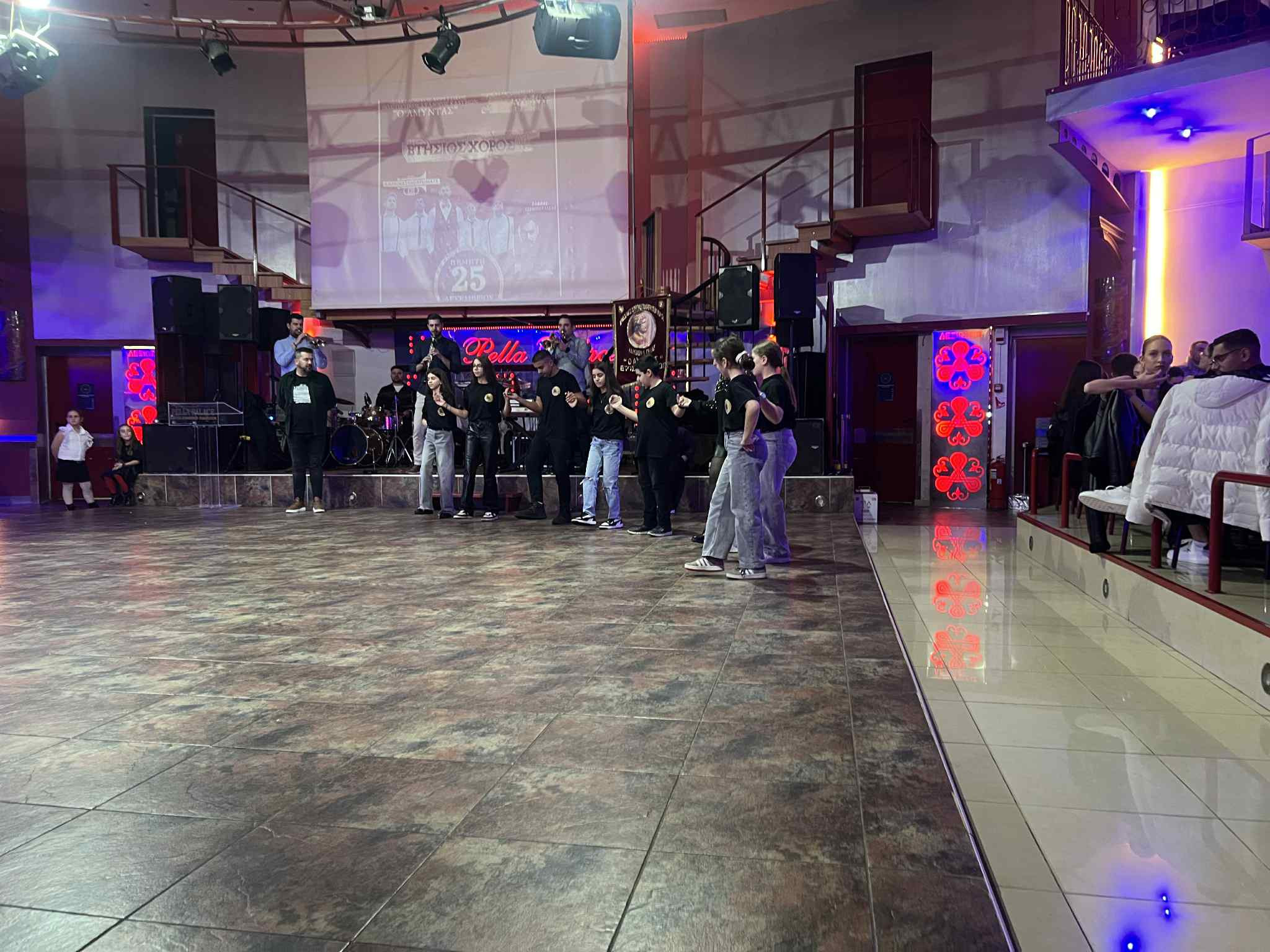 Η συνεχής επιτυχία του Πολιτιστικού Συλλόγου «Αμύντας» Καλυβίων επιβεβαιώθηκε στον ετήσιο χορό του