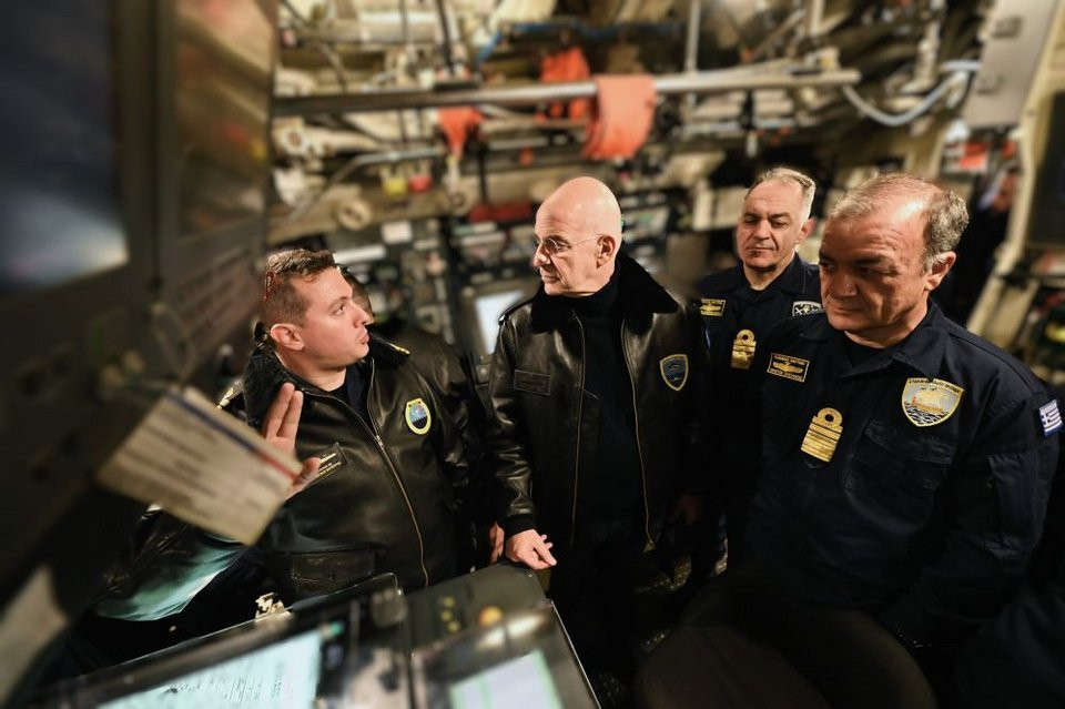 Ο Ν. Δένδιας παρακολούθησε βολή νέου τύπου τορπίλης από το υποβρύχιο «Πιπίνος»