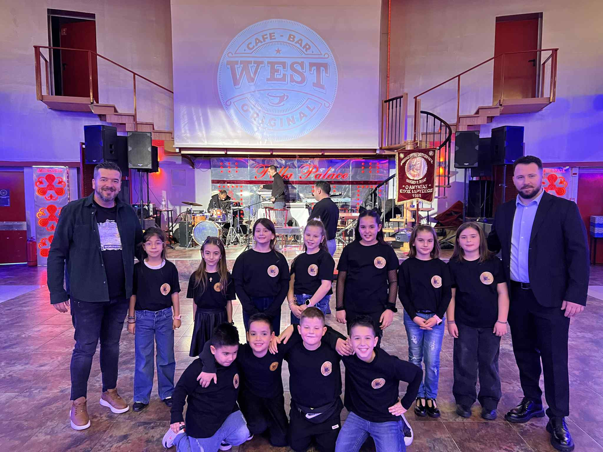 Η συνεχής επιτυχία του Πολιτιστικού Συλλόγου «Αμύντας» Καλυβίων επιβεβαιώθηκε στον ετήσιο χορό του