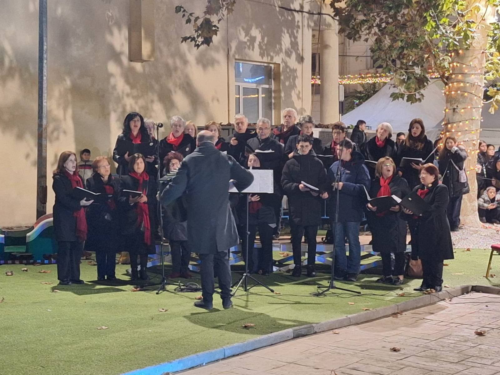 Φωταγώγηση Δέντρου και έναρξη 14ης Παραμυθούπολης