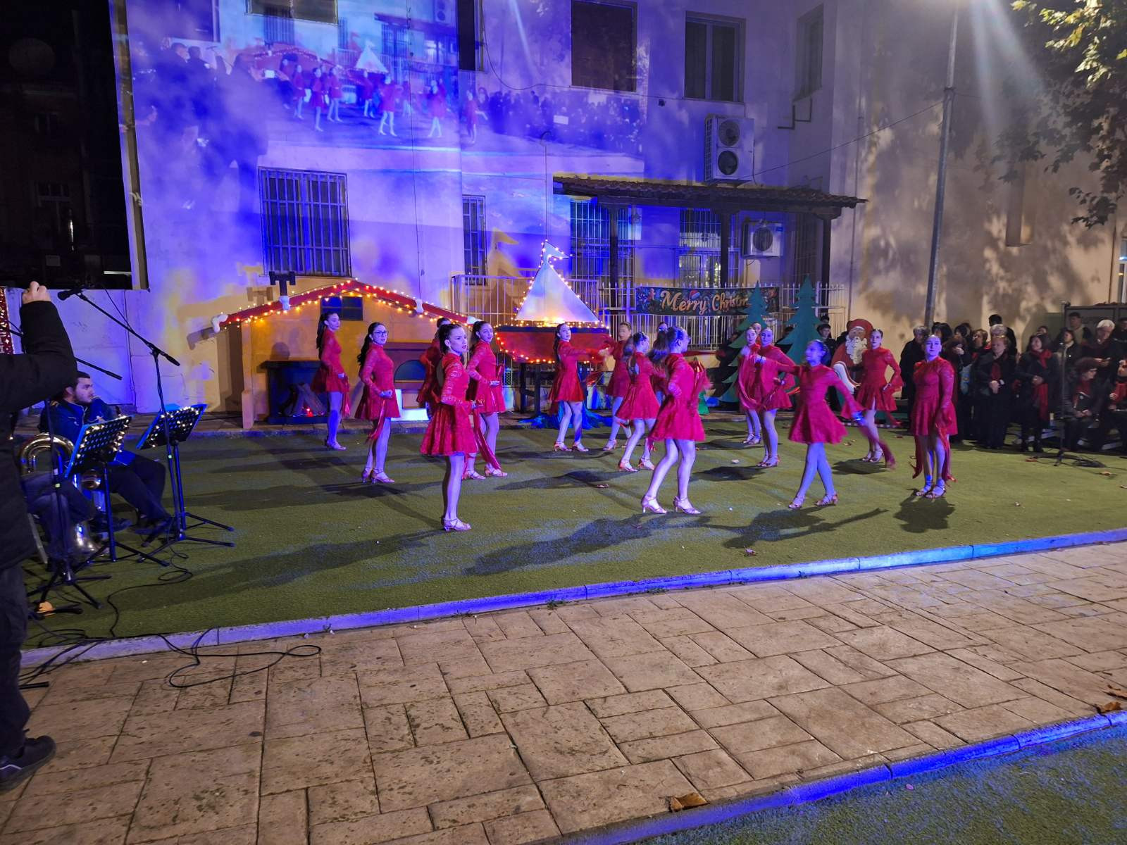 Φωταγώγηση Δέντρου και έναρξη 14ης Παραμυθούπολης