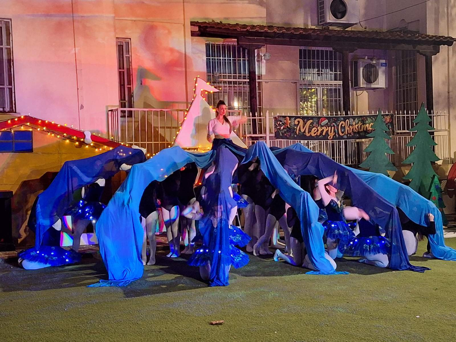 Φωταγώγηση Δέντρου και έναρξη 14ης Παραμυθούπολης