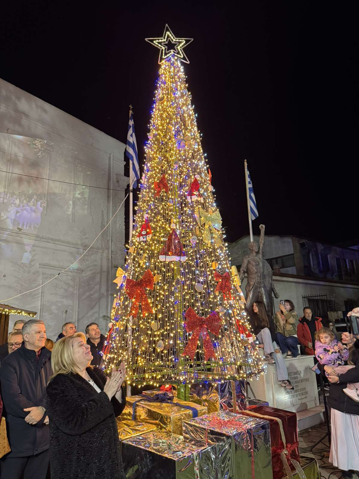 Φωταγώγηση Δέντρου και έναρξη 14ης Παραμυθούπολης