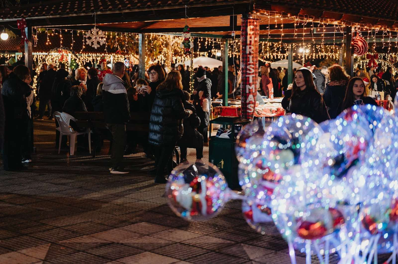 Το φως που ένωσε την Αραβησσό: Μια νύχτα γεμάτη Χριστούγεννα (φωτογραφίες)
