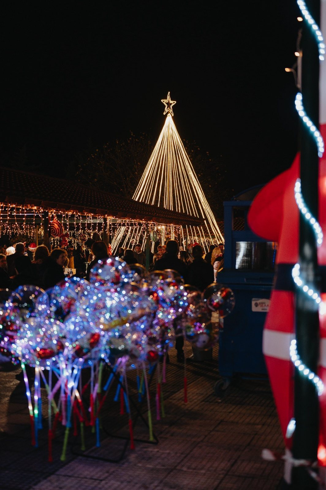 Το φως που ένωσε την Αραβησσό: Μια νύχτα γεμάτη Χριστούγεννα (φωτογραφίες)