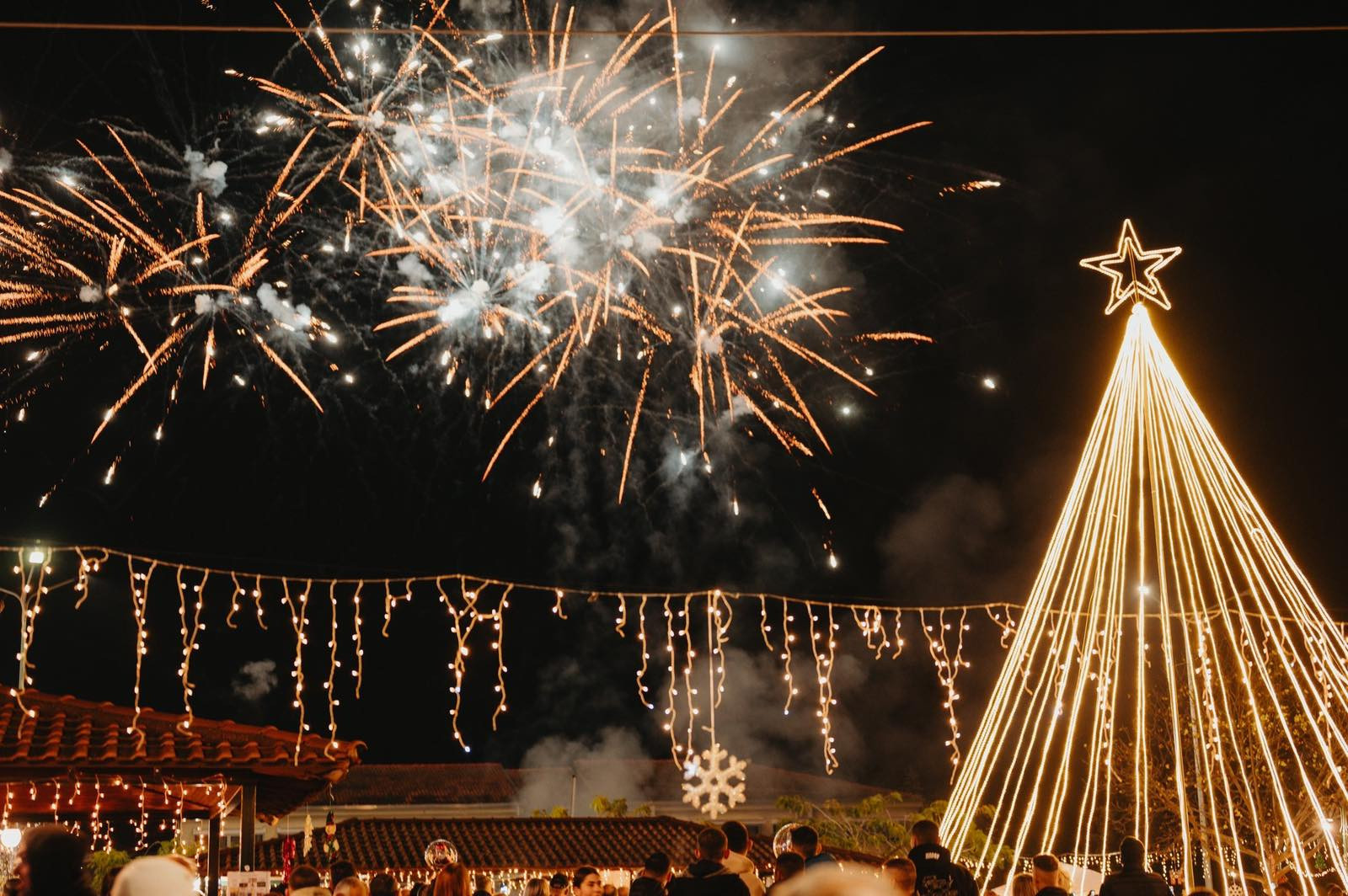 Το φως που ένωσε την Αραβησσό: Μια νύχτα γεμάτη Χριστούγεννα (φωτογραφίες)