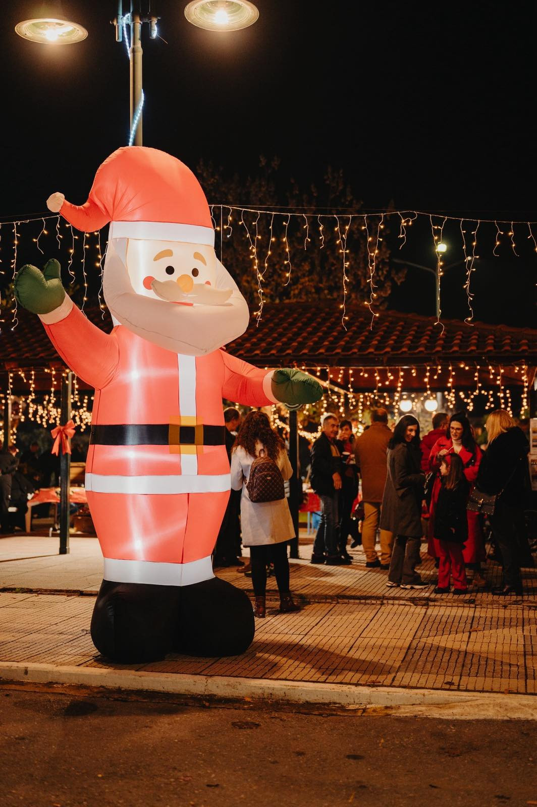 Το φως που ένωσε την Αραβησσό: Μια νύχτα γεμάτη Χριστούγεννα (φωτογραφίες)
