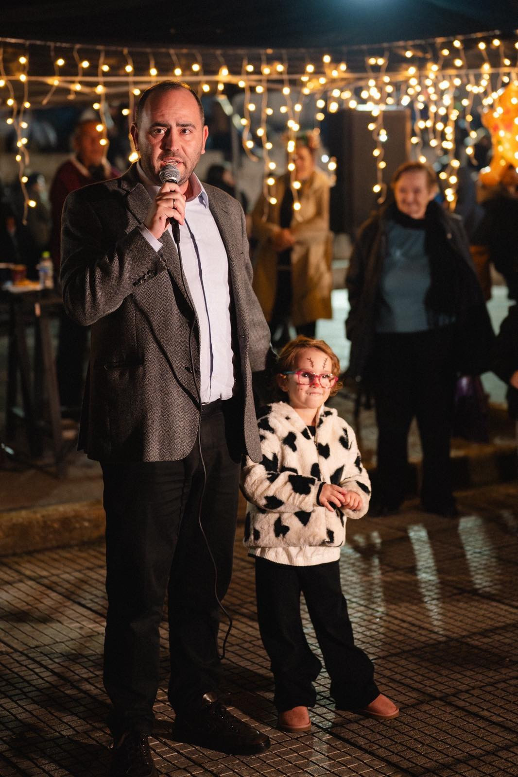 Το φως που ένωσε την Αραβησσό: Μια νύχτα γεμάτη Χριστούγεννα (φωτογραφίες)