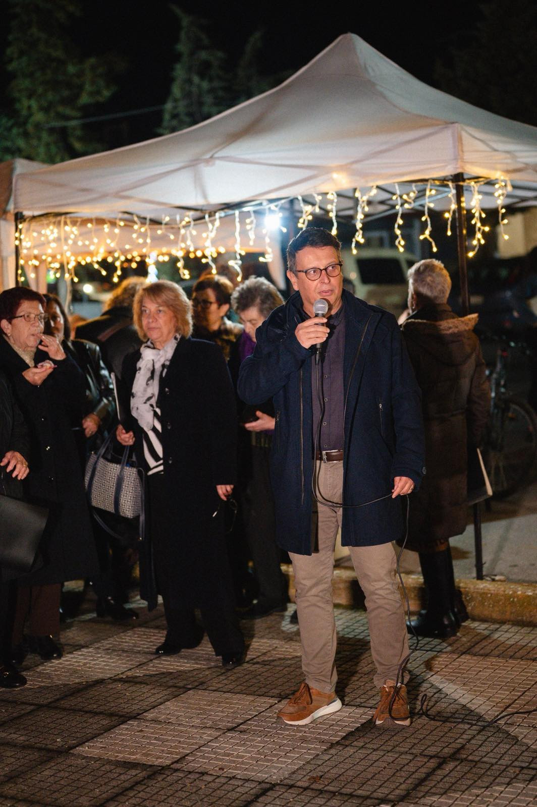 Το φως που ένωσε την Αραβησσό: Μια νύχτα γεμάτη Χριστούγεννα (φωτογραφίες)