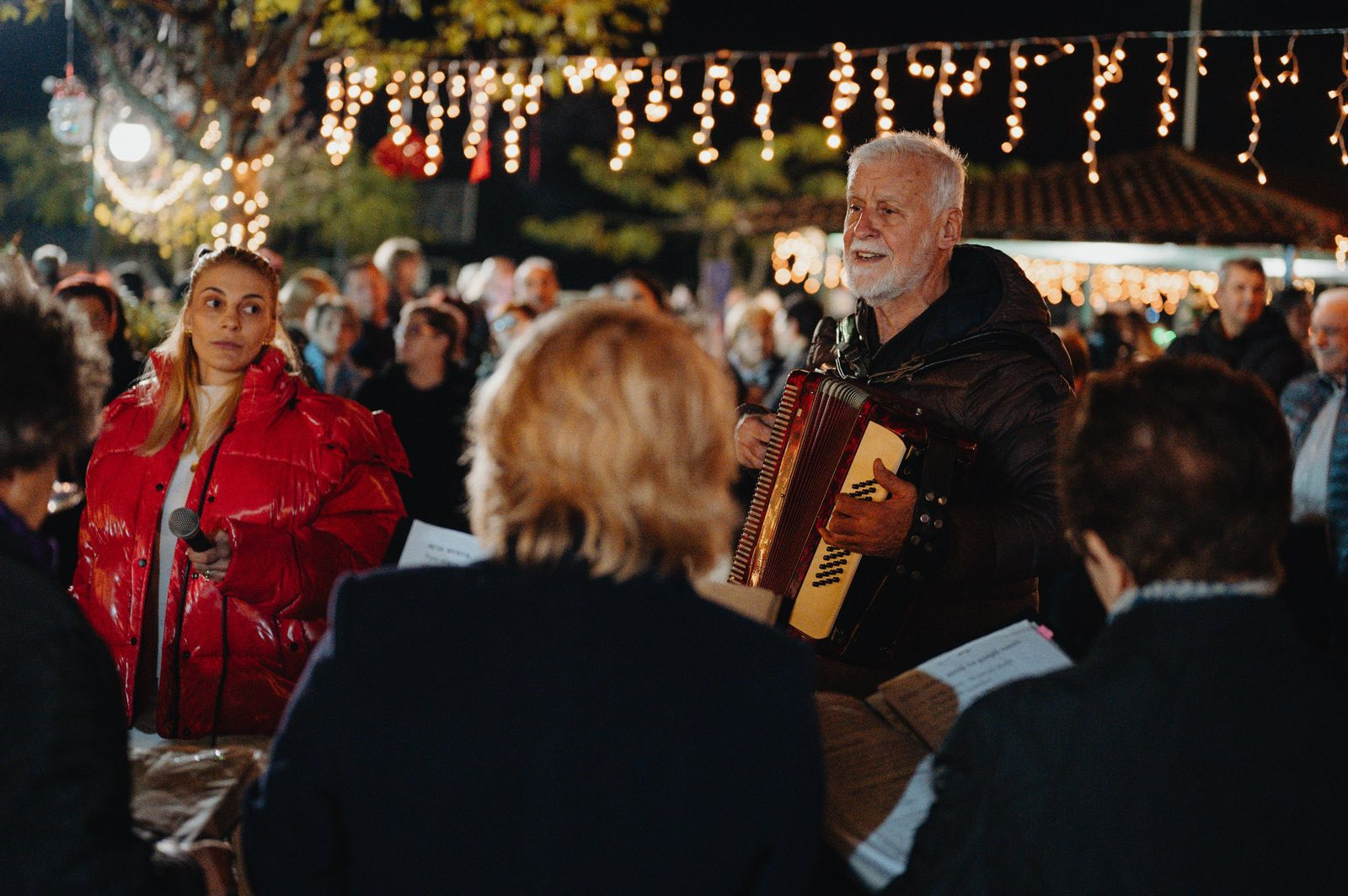 Το φως που ένωσε την Αραβησσό: Μια νύχτα γεμάτη Χριστούγεννα (φωτογραφίες)