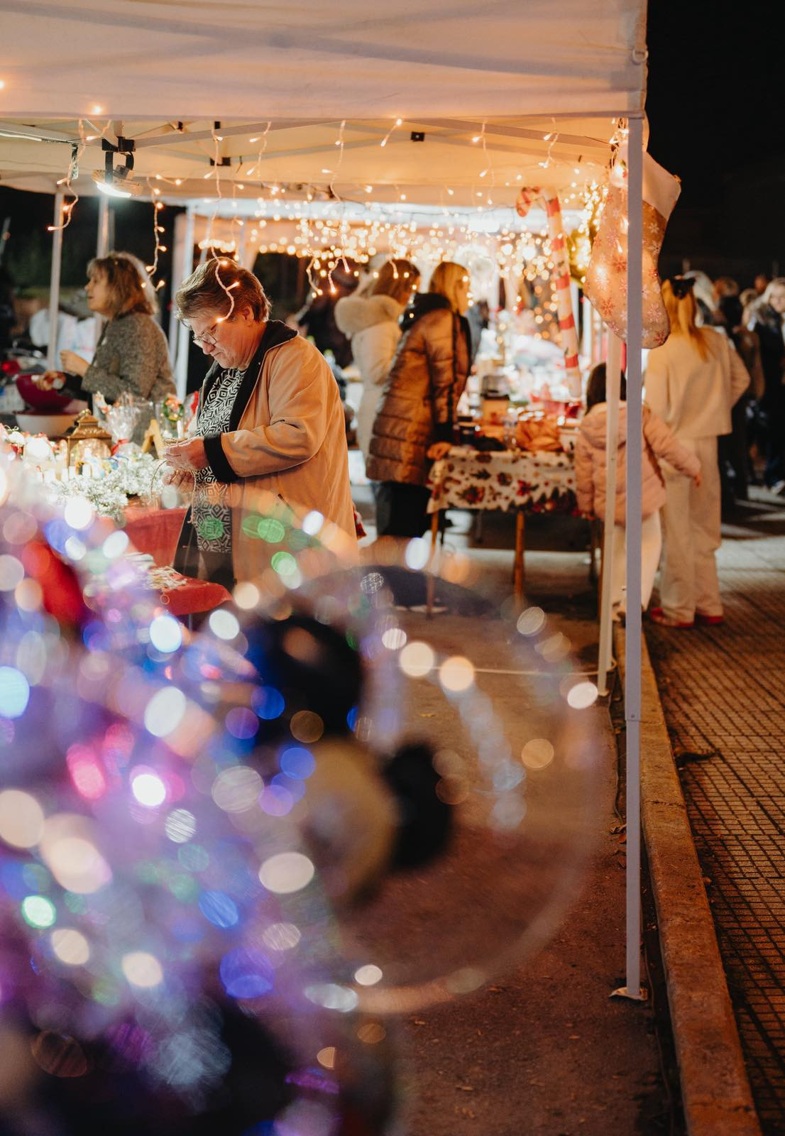 Το φως που ένωσε την Αραβησσό: Μια νύχτα γεμάτη Χριστούγεννα (φωτογραφίες)
