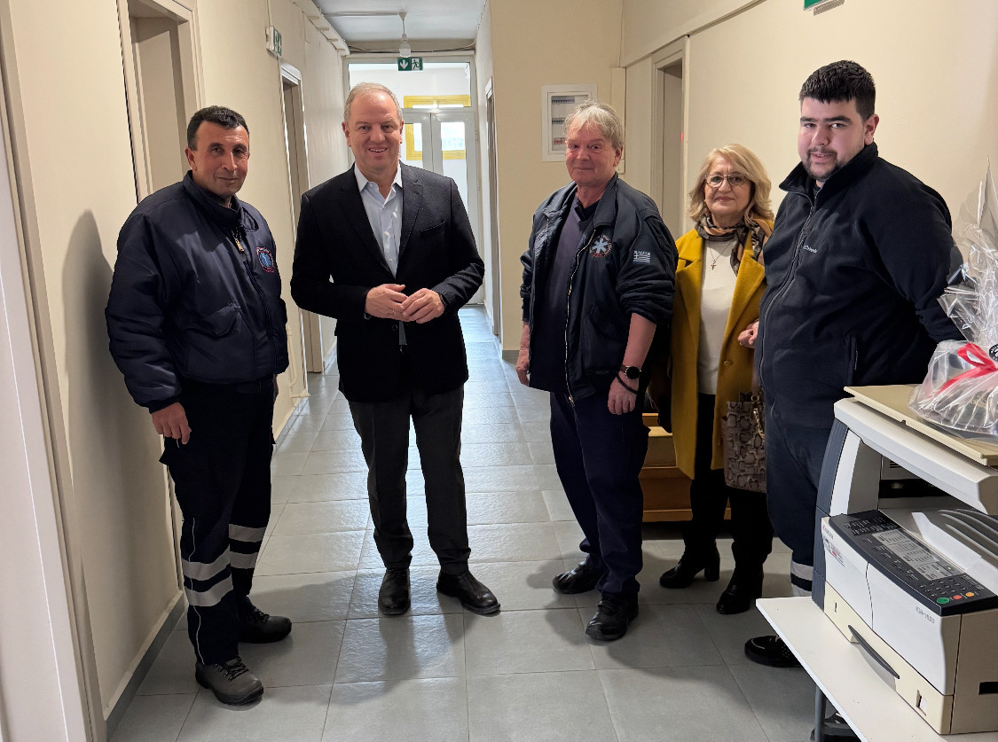 Σε Αστυνομία και ΕΚΑΒ ο Διονύσης Σταμενίτης για ευχές ενόψει των εορτών