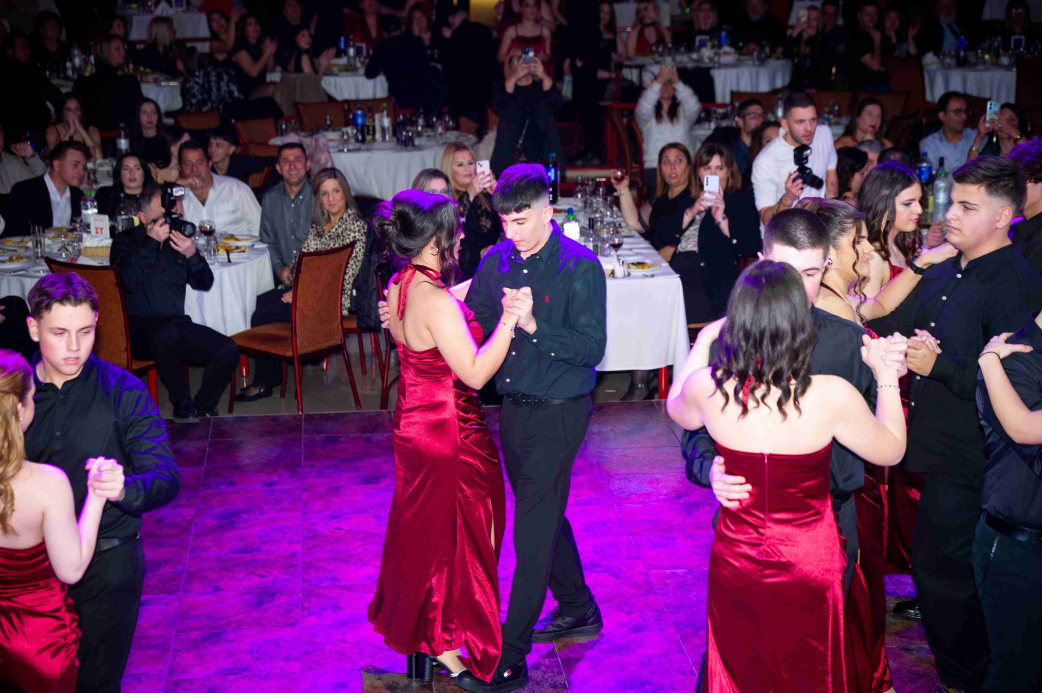 Ετήσιος χορός Λυκείου Σκύδρας: Μια τέλεια βραδιά που τα είχε όλα... διασκέδαση, συναισθήματα, τάγκο αλλά και Τσαχουρίδη