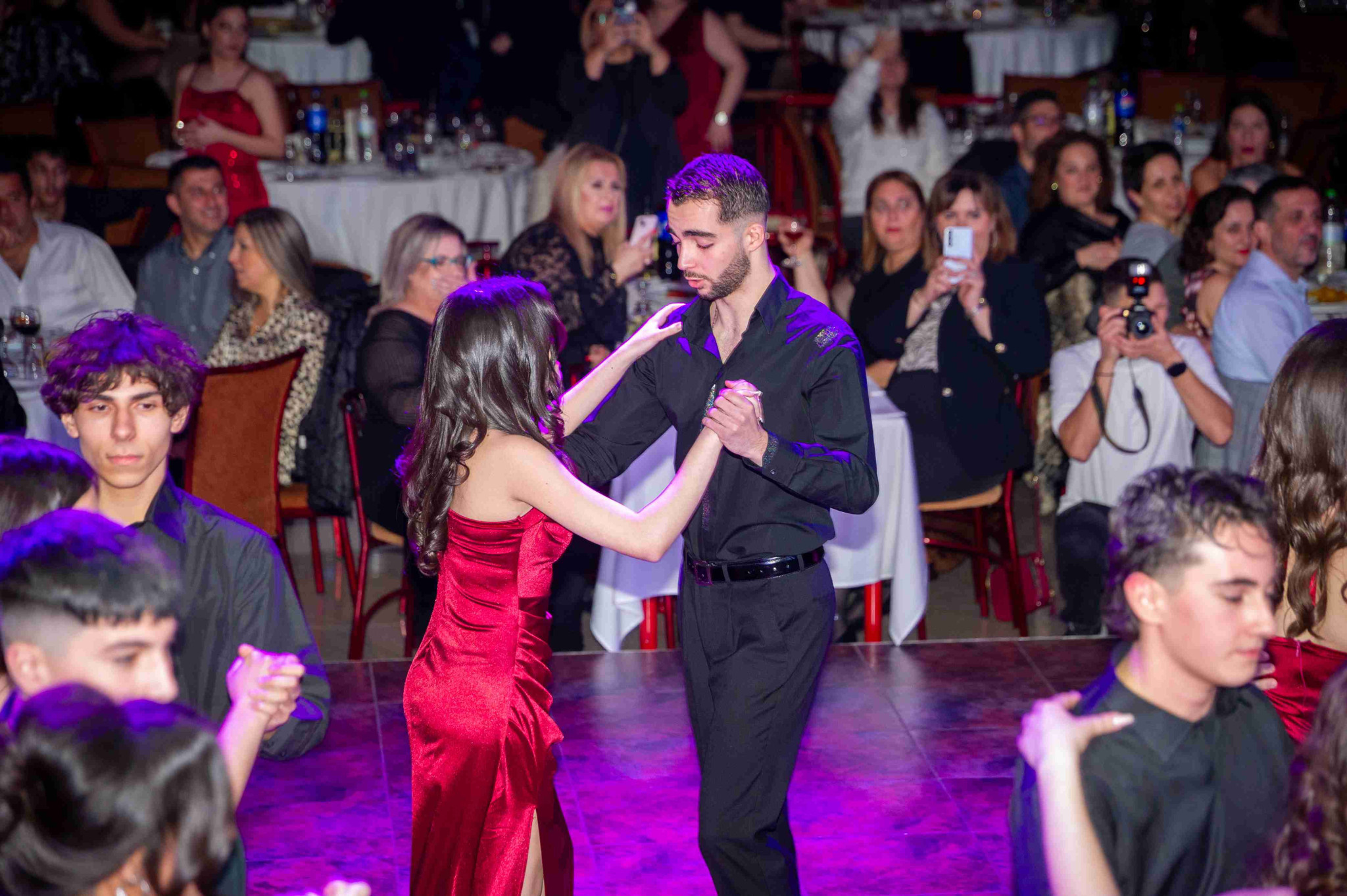 Ετήσιος χορός Λυκείου Σκύδρας: Μια τέλεια βραδιά που τα είχε όλα... διασκέδαση, συναισθήματα, τάγκο αλλά και Τσαχουρίδη