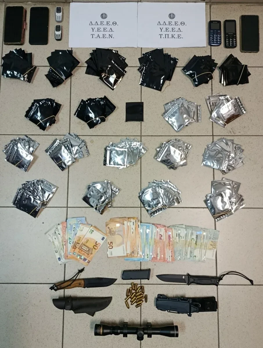 Θεσσαλονίκη: Πουλούσαν ναρκωτικά σε μίνι μάρκετ – Συνελήφθησαν υπάλληλοι και “πελάτες”