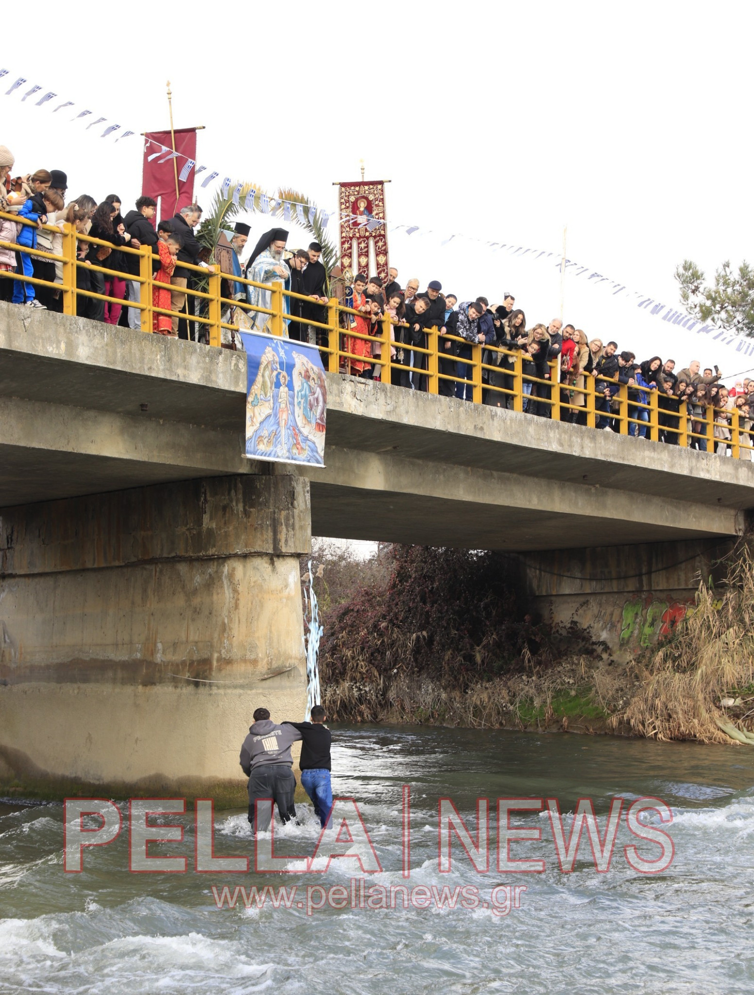 Με λαμπρότητα ο Αγιασμός των Υδάτων στη Σκύδρα