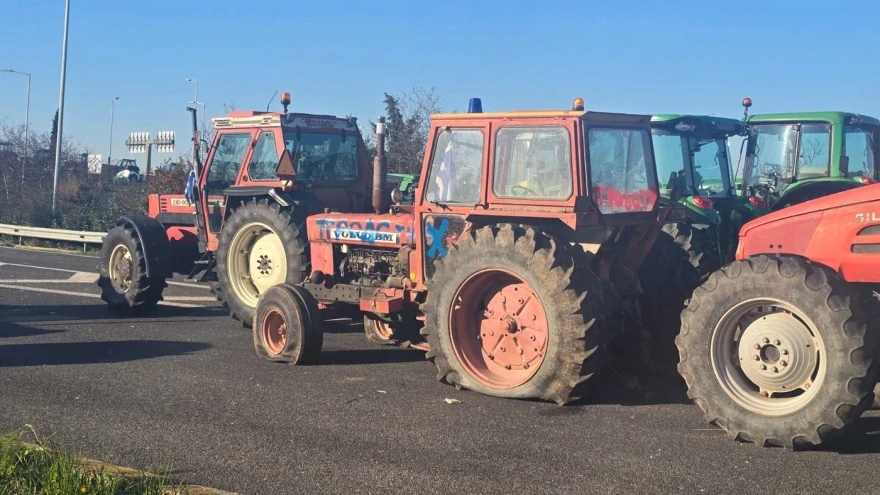 «Προδότες»: Βανδάλισαν τρακτέρ αγροτών που πήγαν στη συνάντηση με τον Μητσοτάκη στο μπλόκο της Νίκαιας