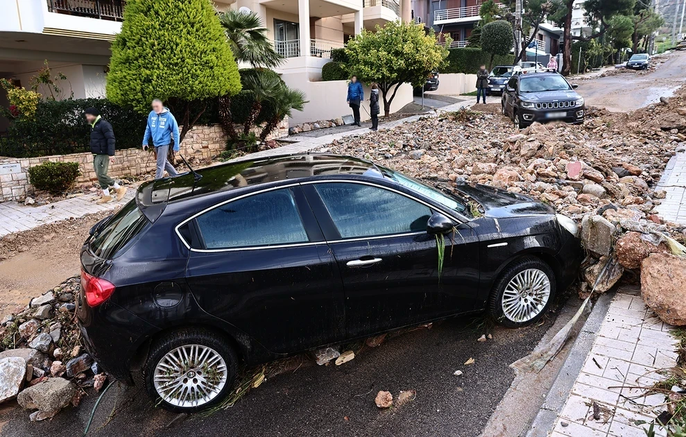 Η επόμενη ημέρα στην Άνω Γλυφάδα μετά το φονικό και καταστροφικό πέρασμα της κακοκαιρίας
