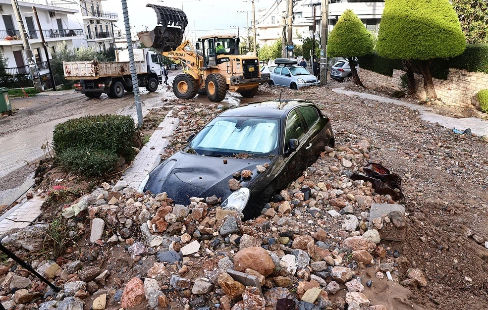 Η επόμενη ημέρα στην Άνω Γλυφάδα μετά το φονικό και καταστροφικό πέρασμα της κακοκαιρίας