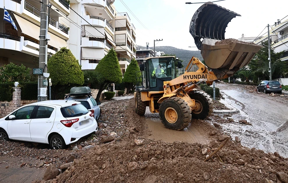 Η επόμενη ημέρα στην Άνω Γλυφάδα μετά το φονικό και καταστροφικό πέρασμα της κακοκαιρίας